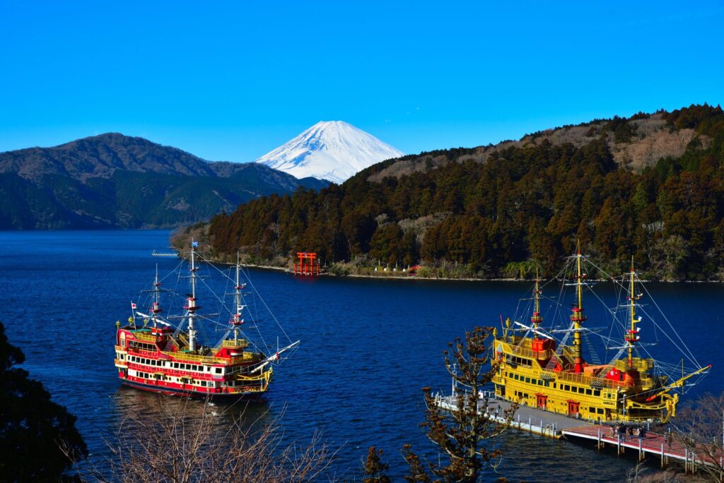 富士山和蘆之湖的海盜船