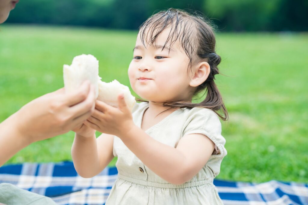 吃三明治的女孩