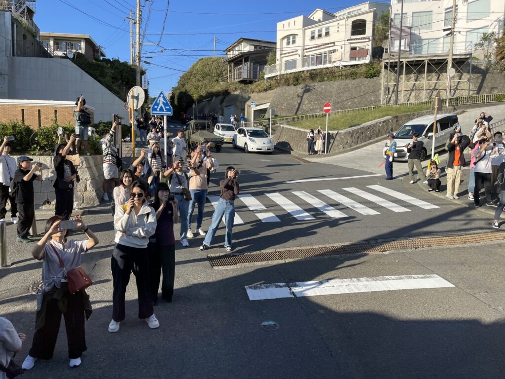 人們聚集在灌籃高手鐵路道口