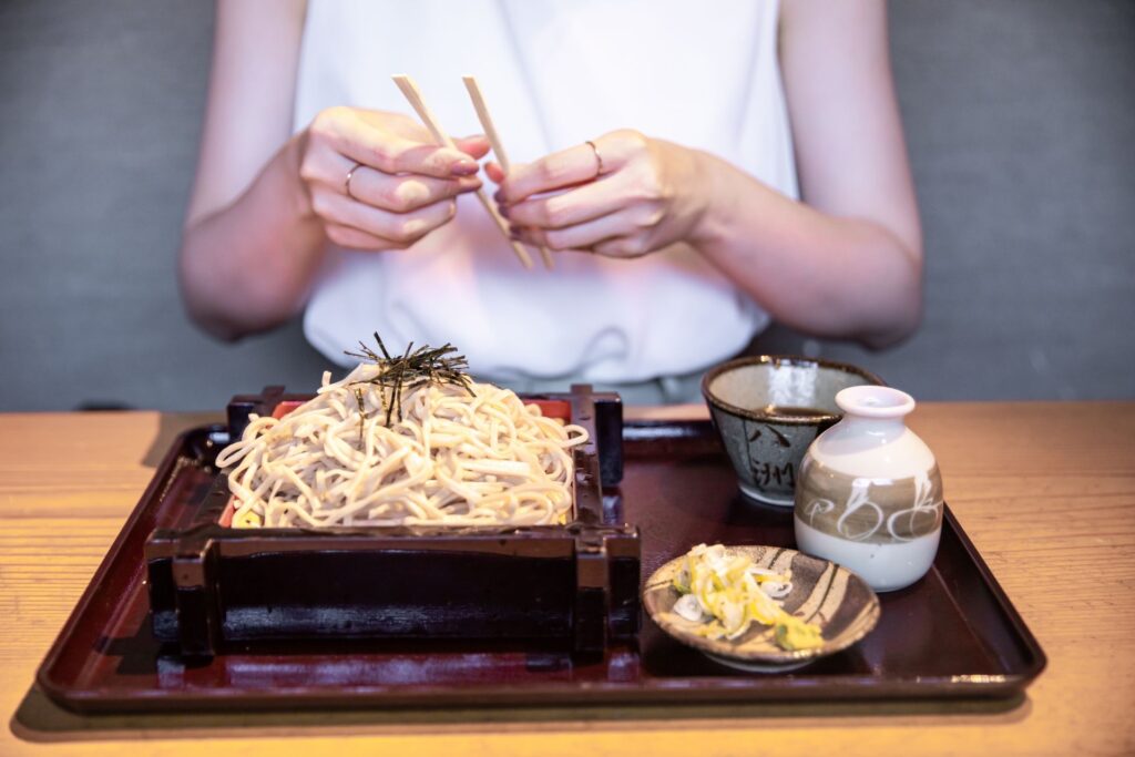 女人吃蕎麥麵