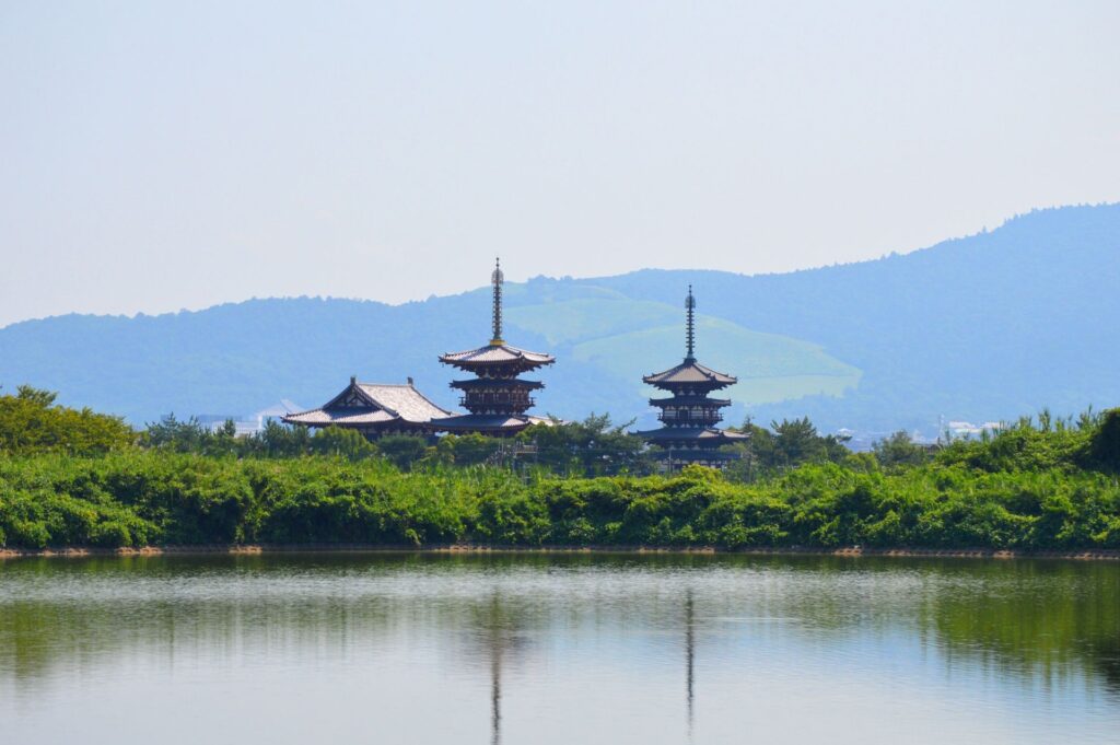 從奈良禦池眺望藥師寺