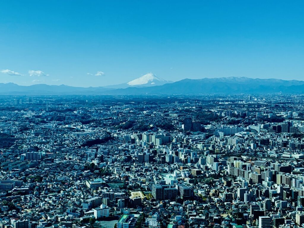 從橫濱地標塔看到的富士山